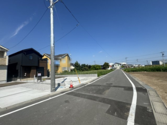 新築　高崎市下之城町　Blooming　Garden　5号棟の前面道路含む現地写真|現地写真　南側接道幅員約6ｍ　
