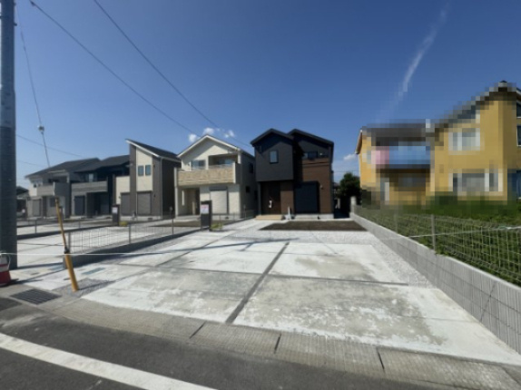 新築　高崎市下之城町　Blooming　Garden　5号棟の駐車場|現地写真　 駐車スペース広々！建物南側に並列で３台置けます♪
