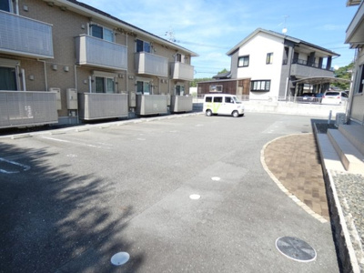 【駐車場】 | ミラカーサⅡ棟 | 駐車場に車を止められます