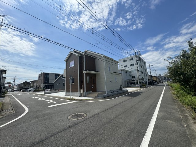 新築　高崎市緑町1期　Heartful　Town　2号棟の前面道路含む現地写真|現地写真　北側接道幅員約6.8ｍ　東側接道幅員約6ｍ
