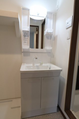 【洗面所】 | メゾンソレイユ美野島 | 別号室の写真になります。現況優先。