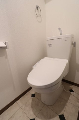 【トイレ】 | メゾンソレイユ美野島 | 別号室の写真になります。現況優先。