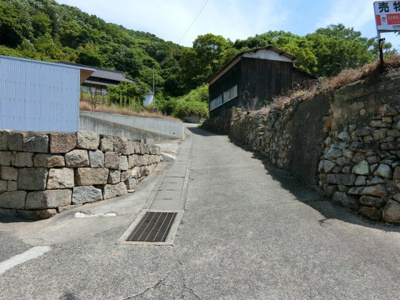 【前面道路含む現地写真】 | 土地　玉島黒崎　全1区画　62.99坪 | 西側前面道路は幅員約3.2ｍ。