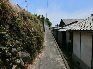 【前面道路含む現地写真】 | 土地　玉島黒崎　全1区画　62.99坪 | 南側道路は幅員約1ｍ。※建築基準法上の道路ではありません。