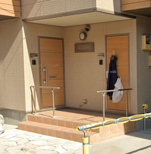カーサ上中条のエントランス