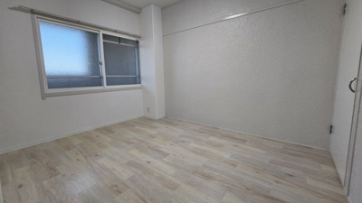 【洋室】 | コーポ泉 | 洋室は白を基調とした内装にリフォーム済みです