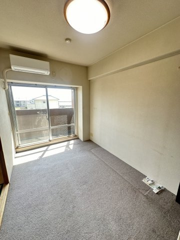 シャルマンフジ岩出の洋室