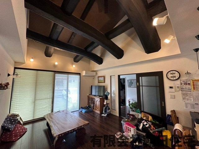【居間・リビング】 | 美保関町千酌中古戸建★千酌海水砂浜まで徒歩約2分★ | 昔の母屋の梁をオシャレに活かしました