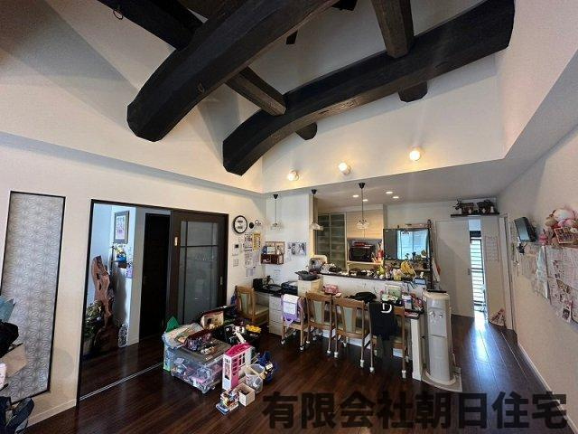 【居間・リビング】 | 美保関町千酌中古戸建★千酌海水砂浜まで徒歩約2分★ | 綺麗で広さのあるリビングルームです