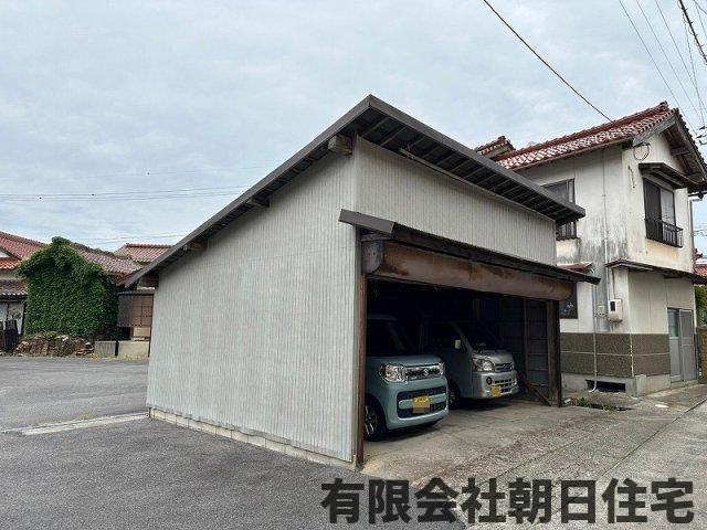 【駐車場】 | 美保関町千酌中古戸建★千酌海水砂浜まで徒歩約2分★ | 広々とした青空駐車場の他に、車庫もございます