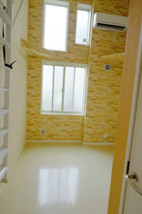 採光面高く明るい部屋