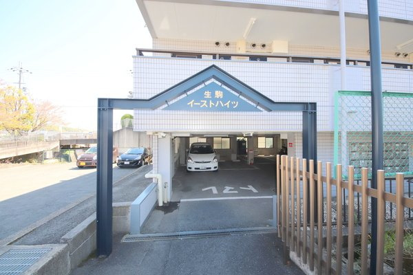 生駒イーストハイツのエントランス