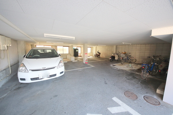 生駒イーストハイツの駐車場