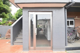【エントランス】 | お客様を、そして住人を出迎えてくれるマンションのエントランス。ゴミが落ちていないことからも、管理状態の良さや住民の節度の高さが見て取れます。～即日のご見学可能～　お問合せはお気軽にどうぞ。
