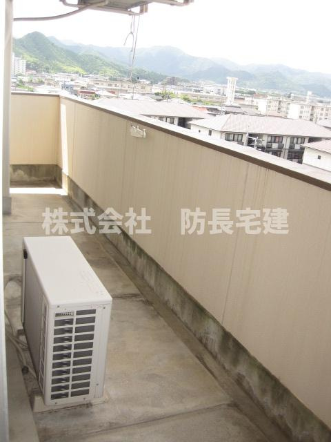 山内シャルム山口のバルコニー|外からの目が気にならないバルコニーで洗濯物が干せます