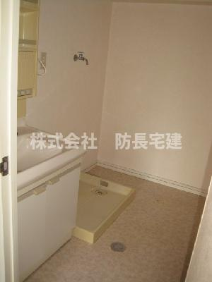 山内シャルム山口の洗面所|ゆったりとスペースのある洗面所