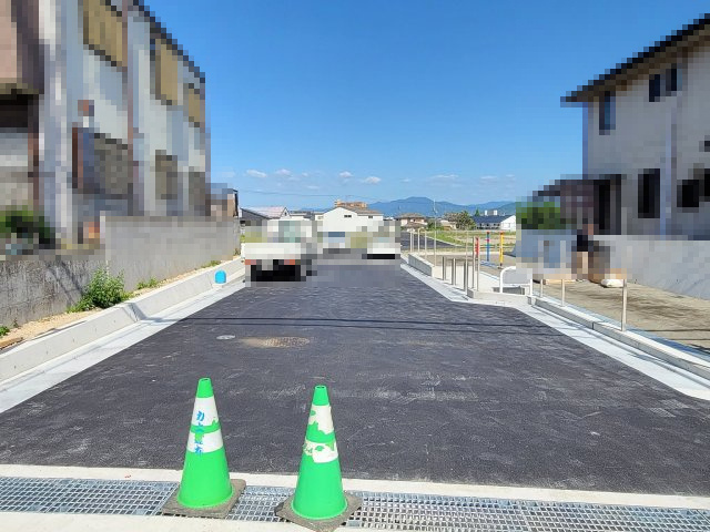ライフフィールド紀伊Ⅵの前面道路含む現地写真