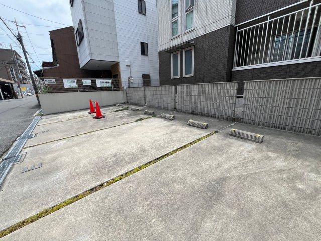 グランディール緑橋の駐車場|駐車場があるので、車を買う予定の方も安心です