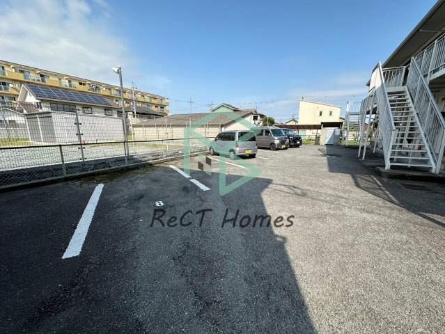 シャトー三木の駐車場