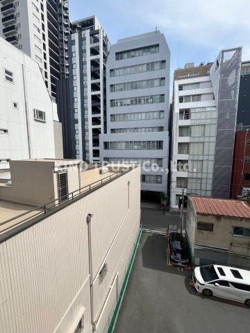 平和ビルのバルコニー|開放的で明るい空間を演出してくれるバルコニーです