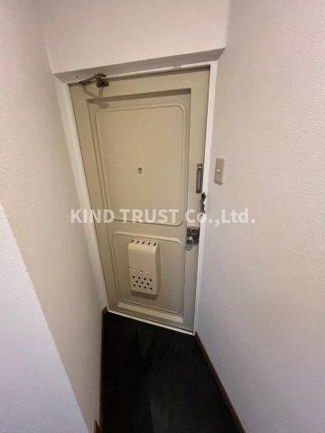 平和ビルの玄関|明るい玄関です