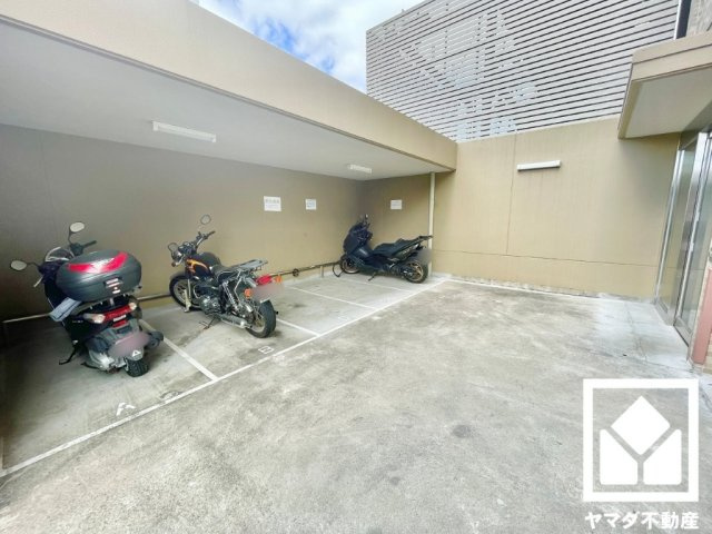 プレサンスレジェンド六地蔵の駐輪場