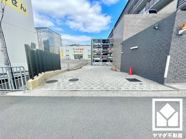 プレサンスレジェンド六地蔵の駐車場