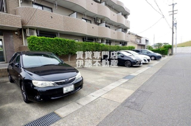 ラフィネ庄内緑地公園の駐車場