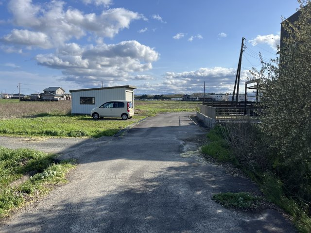 津市安濃町清水売土地の前面道路含む現地写真