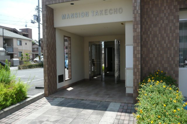 マンション竹長のエントランス