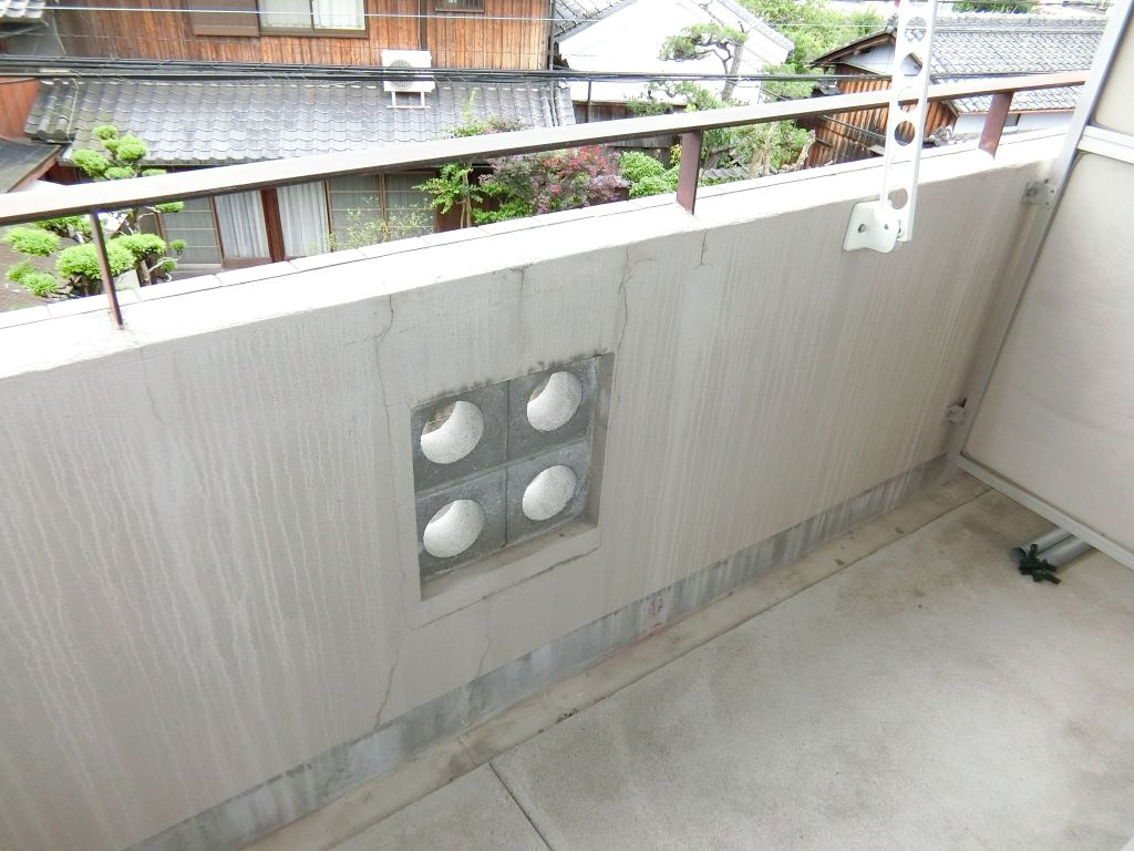 大学生協指定学生会館　ヴァンクール三山木のバルコニー