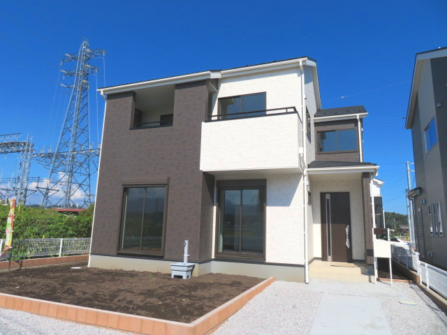 第2吉井町本郷(全10棟)1号棟の外観|隣地との距離も保ちながらも綺麗な街並みに溶け込みました！
駐車スペースやお庭も十分に確保しています！