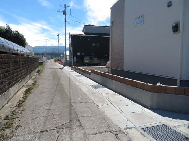 第2吉井町本郷(全10棟)2号棟の前面道路含む現地写真