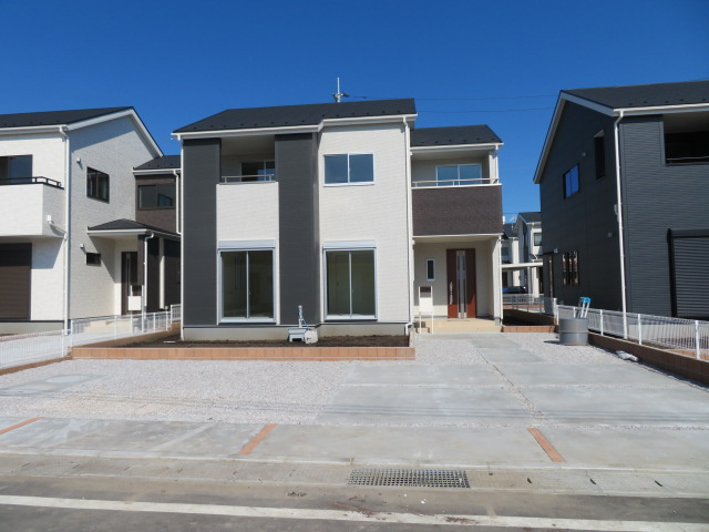 第2吉井町本郷(全10棟)2号棟の外観|ナチュラルで飽きの来ないデザインは流行に左右されない家の形です。外構も綺麗に仕上がっています(^▽^)/
