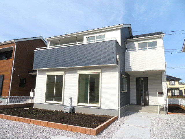 第2吉井町本郷(全10棟)4号棟の外観|隣地との距離も保ちながらも綺麗な街並みに溶け込みました！
駐車スペースやお庭も十分に確保しています！