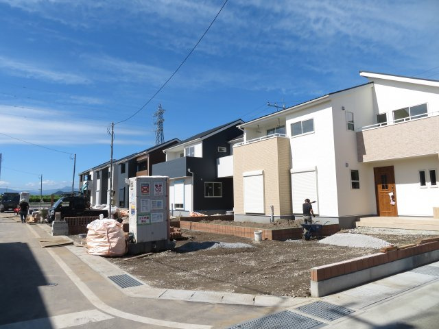 第2吉井町本郷(全10棟)10号棟の前面道路含む現地写真