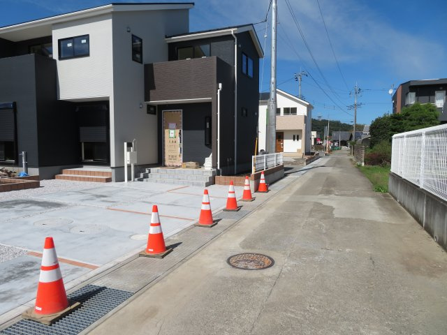 第2吉井町本郷(全10棟)10号棟の前面道路含む現地写真