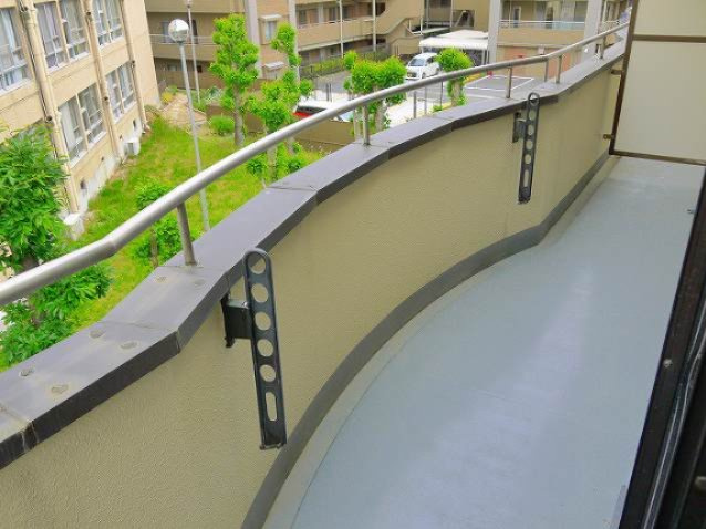 オークリーフ西大寺のバルコニー|外からの目が気にならないバルコニーで洗濯物が干せます