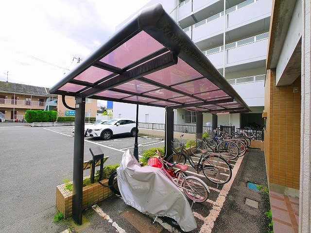 オークリーフ西大寺のその他共用部分|屋根付きの自転車置き場