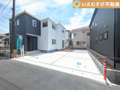 【駐車場】 | Livele Garden.S　鴻巣筑波第2 | 3台駐車可能なゆとりのカースペース
複数台車をお持ちでも、お友達が遊びに来てもゆとりの駐車スペース！