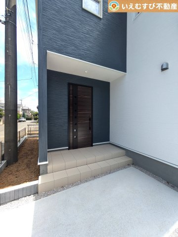 Livele Garden.S　鴻巣筑波第2のエントランス|落ち着いた色づかいのエントランス
駐車場からアクセスの良いエントランス。雨の日や荷物が多くても安心の動線♪