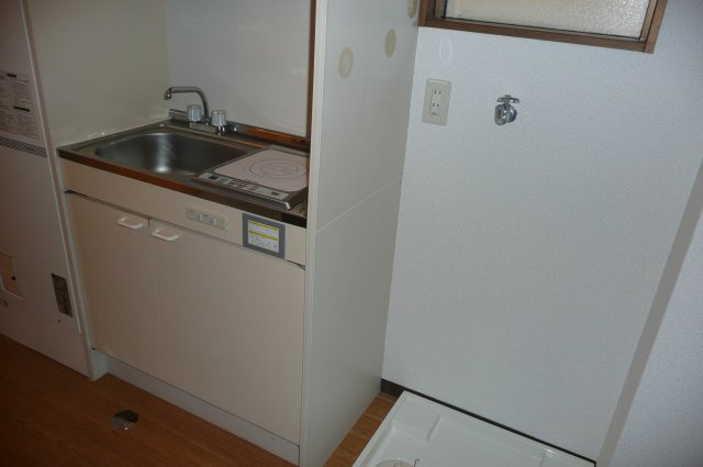 クレセントヴィラのその他|キッチンと洗濯機置場