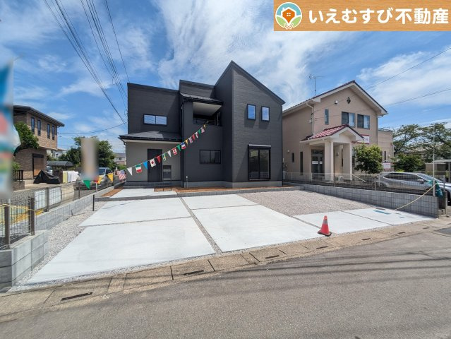 Livele Garden.S　鴻巣筑波第2の駐車場|並列4台駐車可能なゆとりのカースペース
複数台車をお持ちでも、お友達が遊びに来てもゆとりの駐車スペース！