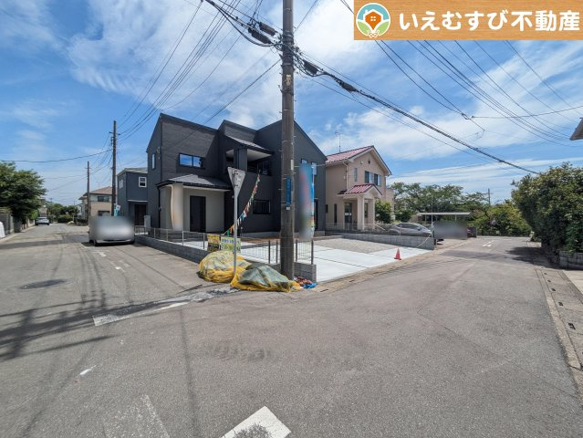 Livele Garden.S　鴻巣筑波第2の前面道路含む現地写真|広々とした角地で開放的
ゆとりの広さの前面道路でお車の出し入れ楽々♪南西向きで日当り良好！