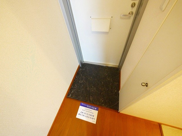 レオパレスシャルム　メゾン木津の玄関|明るい玄関です