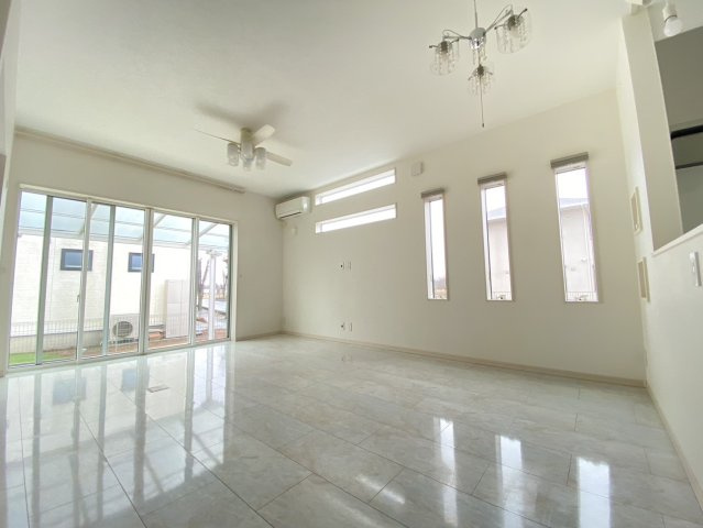 【居間・リビング】 | 《屋上付き！白基調の内装》水戸市鯉淵町　中古一戸建て