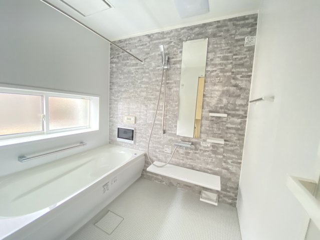 【浴室】 | 《屋上付き！白基調の内装》水戸市鯉淵町　中古一戸建て