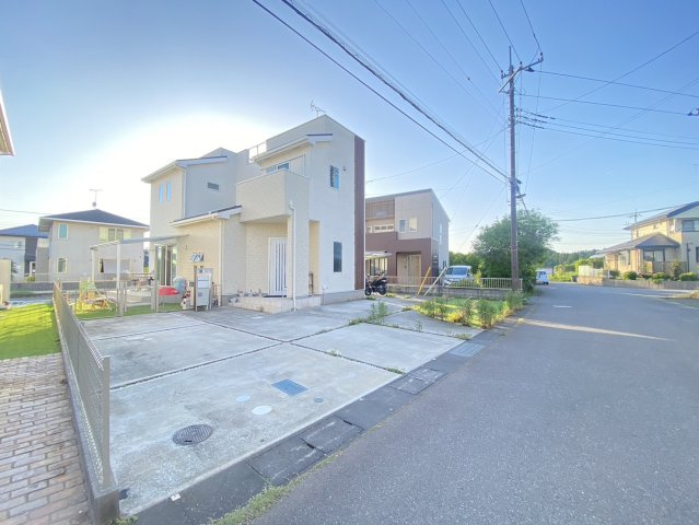 【前面道路含む現地写真】 | 《屋上付き！白基調の内装》水戸市鯉淵町　中古一戸建て