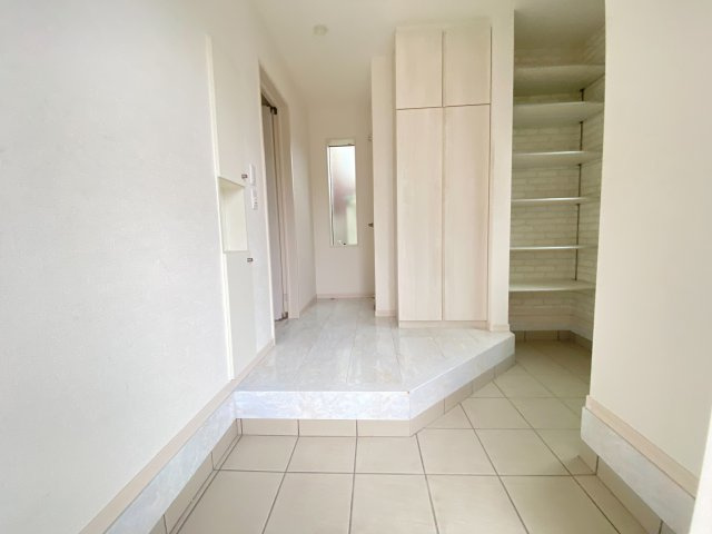 【玄関】 | 《屋上付き！白基調の内装》水戸市鯉淵町　中古一戸建て