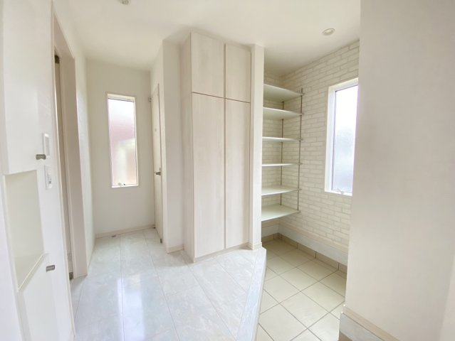 【玄関】 | 《屋上付き！白基調の内装》水戸市鯉淵町　中古一戸建て